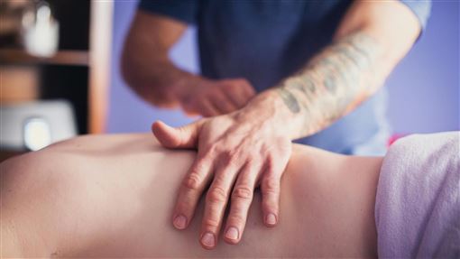 診所內精油推拿遭性侵…尪門外苦等不知情