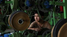 浙江省金華市一家聖誕樹工廠，工人感嘆美國客戶遲遲沒下單。（圖／路透社／達志影像）

