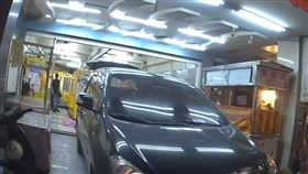 轎車直接違停在騎樓，囂張行為還是能被里長護航。（圖／翻攝畫面）