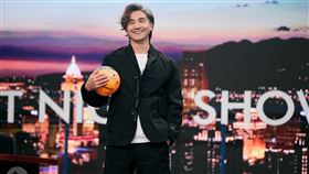 王少偉登上《賀瓏夜夜秀》。(圖／薩泰爾娛樂提供）
