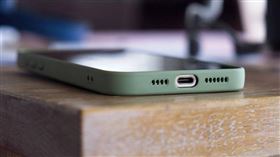 許多人對行動電源的使用壽命和正確回收方式似乎不清楚，可能會因此引發環境污染及潛在的火災風險。（示意圖／Pixabay）