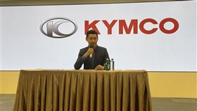 柯勝(峰)記者會震撼彈 坦言光陽經營權爭奪正上演光陽董事長柯勝(峰)10日下午召開記者會投下震撼彈，坦言與光陽執行長柯俊斌理念不同，柯俊斌正爭奪經營權；為終結家族共治、推動專業經理人制，柯勝(峰)不會續任董事長一職。中央社記者鍾榮峰攝 114年4月10日