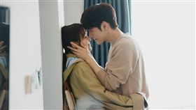 魏哲鳴（右）《私藏浪漫》與張佳寧吻戲高達20場。(圖／中天娛樂台提供）