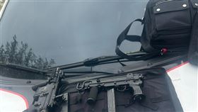 高雄男遭丟包醫院不治 警逮2嫌起獲槍毒高雄黃姓男子10日凌晨遭人載到醫院門口丟包，急救宣告不治；警方獲報後循線逮捕王姓、張姓犯嫌，並起獲長槍及毒品，全案擴大偵辦。（高市楠梓警分局提供）中央社記者洪學廣傳真  114年4月10日