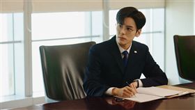 魏哲鳴詮釋《私藏浪漫》銀行高管的角色。(圖／中天娛樂台提供）