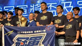 ▲政大男籃隊長也是今年UBA的FMVP宋昕澔（前排左二）要先完成學業再挑戰職籃。（圖／記者蔡厚瑄攝影）