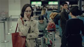 張鈞甯劇中急忙想聯繫連炳發。（圖／公視、中華電信、瀚草文創提供）