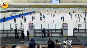 小巨蛋滑冰場「冰上樂園」是台灣目前規模最大，而且符合國際標準的滑冰場，由台北捷運公司負責經營管理。（圖／黃威彬攝）