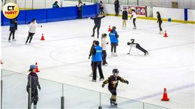 冰上樂園雖是國際規格場地，但畢竟空間有限，不同的教練團隊都在教學區內授課，活動區域難免重疊。（圖／黃威彬攝）