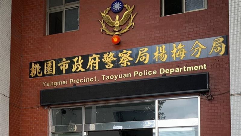 房客被勸1事怒炸　房東左肩插刀坐椅斷氣