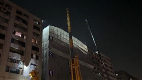 公園路大樓，拆除鷹架傾斜，連夜調3大型吊車，支撐樓地板加固作業，(圖／翻攝畫面)