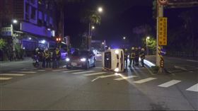 士林故宮路深夜發生自撞翻車事故，女駕駛坦承攜帶毒品上路。（圖／翻攝畫面）