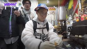 浩子做幸運餅乾遭老闆嫌棄動作慢。（圖／《鬧著玩》提供）