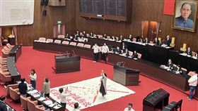 ▲綠委在議場貼「違法會議無效　反對違法表決」。（圖／記者蘇晏男攝影