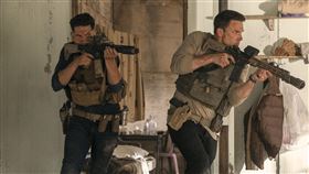 ▲班艾佛列克（右）在新片中黑白通吃，更聯手強柏恩瑟出擊算帳。（圖／華納兄弟提供） 