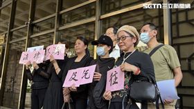 ▲史雪燕與數名中配抗議內政部把她們當「次等公民」看待。（圖／記者楊佩琪攝）