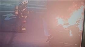 洪姓男子騎共享機車撞上停在路邊的機車後引起火勢。（圖／翻攝畫面）