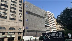 台中，公園路建案，鷹架傾斜，搶修加固，中午解除交管(圖／翻攝畫面)