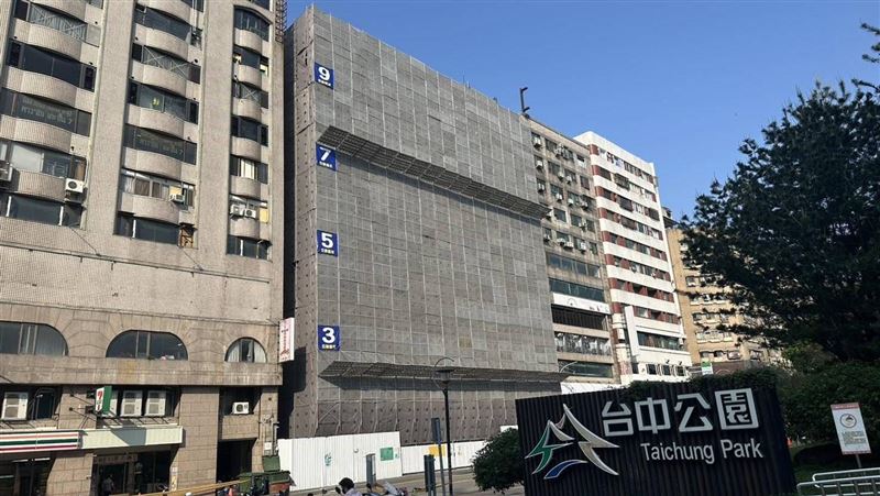 台中公園路鷹架傾斜拉回加固　今解除交管