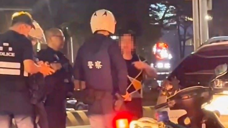 台南女大馬路罵警「前後夾擊」真相曝光　路人直擊：她講這句就錯了