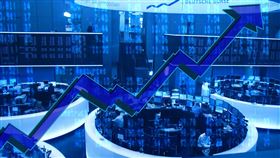 ▲台股今日開低下挫500點，隨後靠拉抬權值股終場大漲逾200點。（示意圖／PIXABAY）