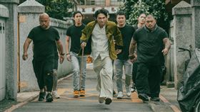 牧森(左起)、洪都拉斯、范逸臣在《大仙尪仔》扮演街友。(圖／公視台語台提供)