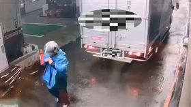 騎士被倒退的貨車輾壓拖行肋骨斷3根。（圖／翻攝畫面）