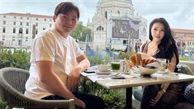 殷琦（右）與老公張市育在威尼斯的夫妻小約會。（圖／伊林娛樂提供）