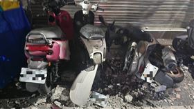 公寓混泥土跟磁磚掉落的情形。（圖／翻攝畫面）