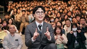 賀瓏已主持《夜夜秀》兩季。（圖／翻攝自臉書）
