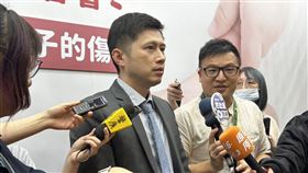 李恩沛醫師說，受虐童出現瘀傷的機率很高，合併活力比較差、嗜睡、嘔吐等，家屬應高度警覺可能要送醫做進一步檢查評估。（圖／記者簡浩正攝影）