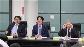 美國對等關稅衝擊  總統與機械器具業者座談因應美國實施對等關稅，總統賴清德（中）11日到台中與機械器具業者座談，總統府祕書長潘孟安（左）、行政院祕書長龔明鑫（右）等人皆出席與會。中央社記者蘇木春攝  114年4月11日