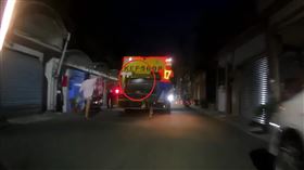 高雄一名女子昨天（10日）晚間外出倒垃圾，因不慎砸到站在垃圾車後方的女清潔隊員，被清潔隊員提告傷害。