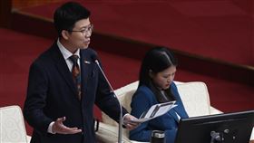 因應美國關稅  議員指蔣萬安沒做好準備台北市長蔣萬安10日赴議會施政報告並備質詢，社民黨籍市議員苗博雅（左）質詢有關美國宣布對等關稅議題，指蔣萬安未做好準備、沒有新政策因應美國對等關稅風暴。中央社記者張新偉攝  114年4月10日