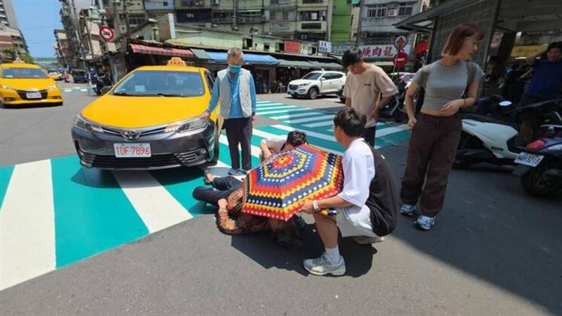 基隆8旬嬤被車撞倒！2學生撐傘陪等救護車