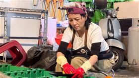 苗可麗蹲坐路邊洗碗。（圖／華視提供）