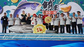 屏東第一鮪買家連3年得標  總價逾230萬元「屏東第一鮪」拍賣會11日在東港魚市場登場，澎坊股份有限公司連續第3年競標成功，以113年價格每公斤新台幣1萬300元得標，總價逾230萬元。左7為屏東縣長周春米。中央社記者黃郁菁攝  114年4月11日