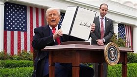 ▲川普為什麼要硬幹的秘密曝光，「製造業回流美國」、「強逼各國救美國」？！。（圖／翻攝自Donald J. Trump 臉書）