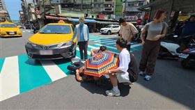 基隆一名阿嬤被車撞倒，2名大學生幫忙撐傘遮陽感動民眾。（圖／翻攝畫面）