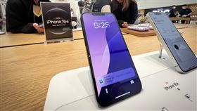 美國關稅措施可能影響iPhone售價（1）美國宣布對等關稅措施，可能讓美國iPhone價格飆升，但有專家分析，由於手機市場趨於飽和、競爭加劇，iPhone漲價空間有限。圖為6日台北市信義區民眾於蘋果專賣店體驗展示商品。中央社記者趙世勳攝  114年4月6日
