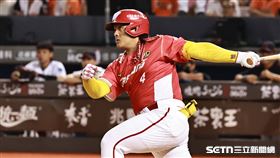 ▲中職36年例行賽，味全龍捕手吉力吉撈·鞏冠敲安送回李凱威先馳得點。（圖／記者劉彥池攝影）