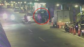 2人不爽就開打，最終遭警方上前關切。（圖／翻攝畫面）