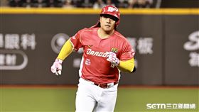 ▲中職36年例行賽，味全龍捕手吉力吉撈·鞏冠炸裂2分砲。（圖／記者劉彥池攝影）