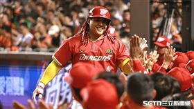 ▲中職36年例行賽，味全龍捕手吉力吉撈·鞏冠炸裂2分砲。（圖／記者劉彥池攝影）