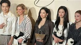 ▲張嘉倪沉寂一年半出席活動站在C位。（圖／翻攝自微博） 