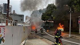 老闆愛車遭員工縱火報復，場面十分驚悚。（圖／警方提供）