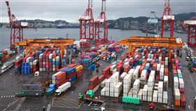 880億因應美關稅　具體申請辦法4/14公布美國暫緩部分國家高額對等關稅，不過行政院會10日依然通過日前公布的「因應美國關稅我國出口供應鏈支持方案」，共新台幣880億元，各項支持措施具體申請辦法預計14日對外公布。圖為基隆港西岸貨櫃碼頭貨櫃堆疊。中央社記者王騰毅攝  114年4月10日