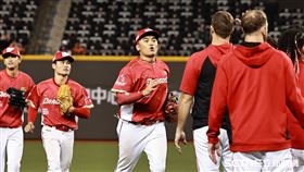 ▲中職36年例行賽，味全龍15：2擊敗統一獅，球員賽後擊掌慶祝勝利。（圖／記者劉彥池攝影）