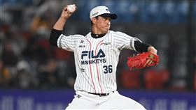 ▲樂天桃猿野手余德龍登板投球。（圖／樂天桃猿提供）