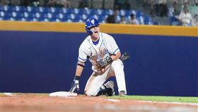 ▲富邦悍將戴培峰敲出逆轉戰局關鍵三壘安打，率領球隊贏球也獲選單場MVP。（圖／富邦悍將提供） 